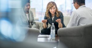 pare de solucionar todos os problemas para o seu time