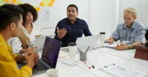 Liderança silenciosa: por que profissionais discretos estão se tornando os novos destaques nas empresas