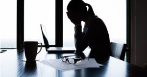 Os impactos de esconder emoções no trabalho para a saúde mental e o desempenho