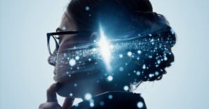 Mulher de perfil usando óculos, com efeitos luminosos e digitais sobrepostos à cabeça, simbolizando pensamentos, percepção e ambiente psicológico.